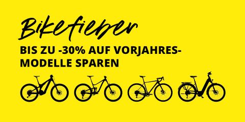 Gelber Hintergrund mit schwarzem Text und Fahrradsilhouetten. Der Text lautet: „Bikefieber. Bis zu -30% auf Vorjahresmodelle sparen.“ Fünf Fahrradsilhouetten werden unter dem Text angezeigt.