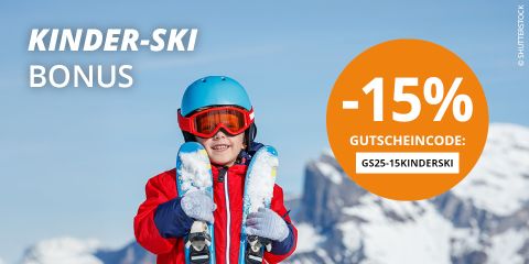 Kind fährt in lilafarbenem Anzug und Skibrille einen verschneiten Hang hinunter. Text auf dem Bild: „KINDER-SKI-BONUS“ und „-15 % GUTSCHEINCODE: GS25-15KINDERSKI“.