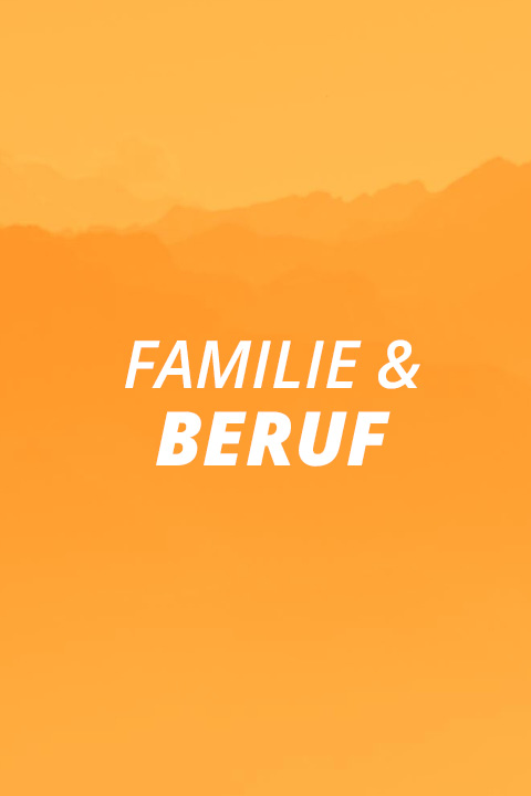 Text "FAMILIE & BERUF" in weißen, fetten Großbuchstaben, zentriert auf einem Hintergrund mit orangefarbenem Farbverlauf und subtilen, weichen Bergformen in der Ferne.