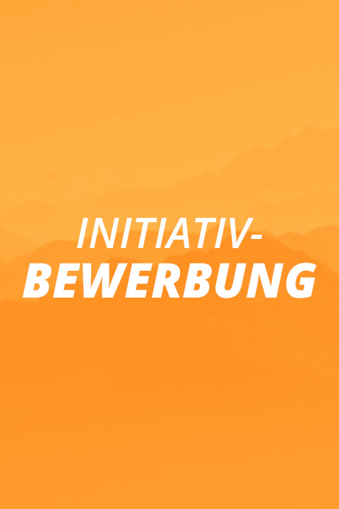 Weißer Text auf einem orangefarbenen Hintergrund mit Farbverlauf: "INITIATIV-BEWERBUNG" in fetten und gleichmäßigen Großbuchstaben. Im Hintergrund sind dezente Bergsilhouetten zu sehen.