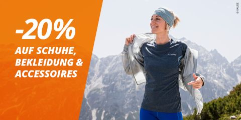 Eine lächelnde Frau in Sportkleidung steht vor einem Gebirge; der Text bietet 20 % Rabatt auf Schuhe, Kleidung und Accessoires in deutscher Sprache.