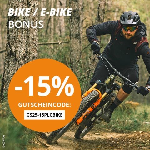 Eine Person in dunkler Radlerkleidung fährt mit einem Mountainbike einen Waldweg hinunter. In einem großen orangen Kreis ist ein „-15%“-Rabatthinweis für Fahrräder/E-Bikes mit dem Gutscheincode „GS25-15PLCBBIKE“ zu sehen. Der Text ist auf Deutsch.