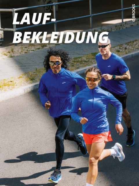 Drei Personen in Sportkleidung laufen im Freien. Die Person vorn trägt eine blaue Jacke und orangefarbene Shorts, gefolgt von zwei anderen in blauen Oberteilen und dunklen Hosen. Der Text im Bild lautet „Laufbekleidung“.