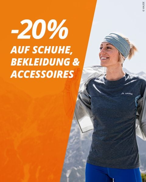 Lächelnde Frau in Outdoor-Sportkleidung steht in den Bergen. Text: "-20% auf Schuhe, Bekleidung & Accessoires" auf orangem Hintergrund.