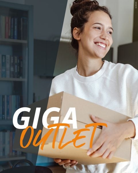 Lächelnde Person, die einen Karton in der Hand hält, auf dem in fetten weißen und orangefarbenen Buchstaben die Worte "Giga Outlet" stehen.