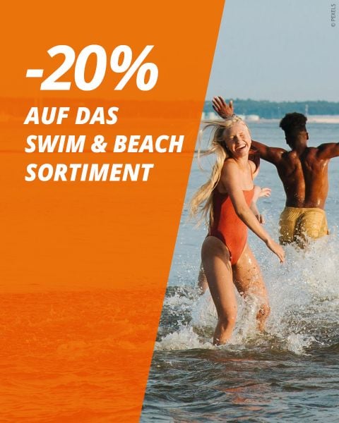 Zwei Personen in Badeanzügen rennen und planschen im Wasser, während auf einem orangefarbenen Hintergrund in deutscher Sprache ein -20%-Rabatt auf Bade- und Strandkollektionen steht.
